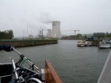 Yachthafen La Corphalie unterhalb Huy mit Centrale nucléaire